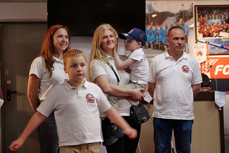 П.А. Рожков вручил призы победителям конкурса рисунков «День Великой Победы глазами детей», посвященного 80-летию Победы в Великой Отечественной войне