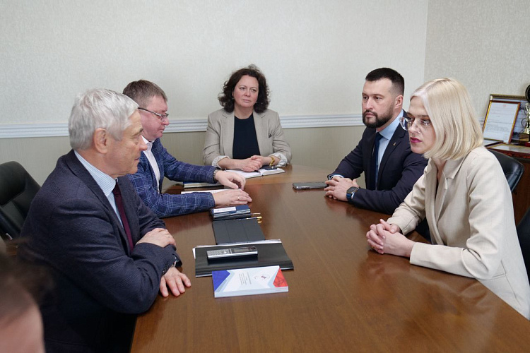 П.А. Рожков в офисе ПКР провел рабочую встречу с и.о. заместителя председателя Правительства Забайкальского края В.В. Бессоновой и министром физической культуры и спорта Забайкальского края А.К. Середкиным