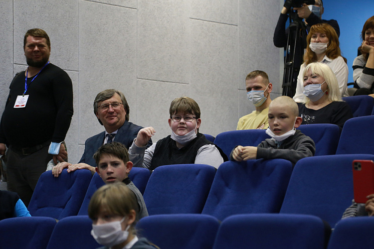 П.А. Рожков совместно с чемпионами и призерами Паралимпийских игр, в г. Дзержинске провели Паралимпийский урок для учеников Дзержинской специальной коррекционной школы