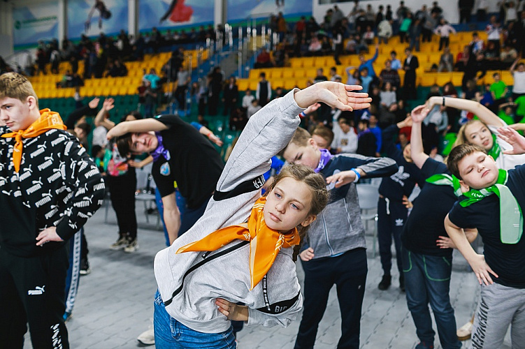  Более 80 детей-инвалидов вышли на зарядку с чемпионами Паралимпийских игр, чемпионатов мира и Европы в Ханты-Мансийске 