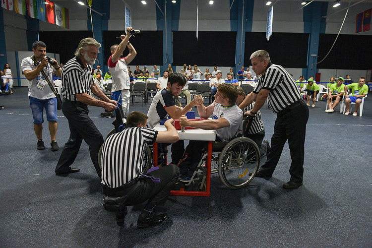 Российские спортсмены во вторник завоевали 8 золотых медалей и убедительно выиграли командный зачет в армспорте на Всемирных играх IWAS в Сочи