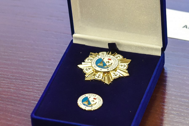 Губернатор города Севастополя Михаил Развожаев наградил участников Паралимпиады