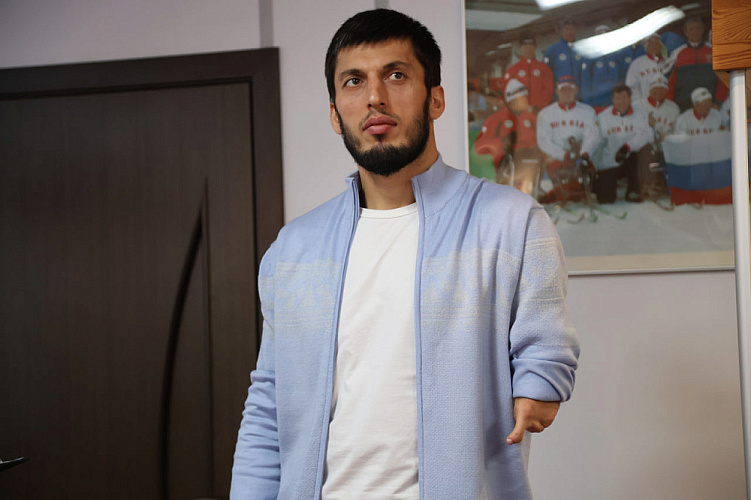 В офисе ПКР состоялось вручение Медали ордена «За заслуги перед Отечеством» I степени тренеру Р.Ю. Биярсланову, а также удостоверения и знака «Заслуженный мастер спорта» его воспитаннику А. Рамазанову по итогам выступления на XVII Паралимпийских игр