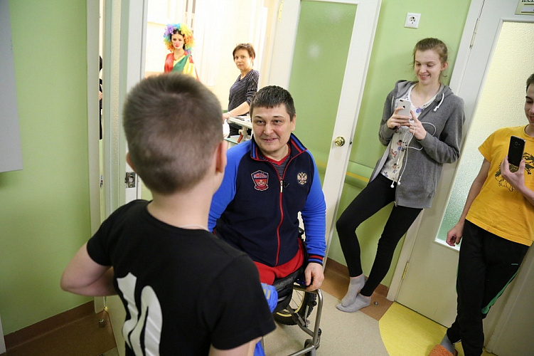 Чемпионы и призеры Паралимпийских игр - О.В. Семенова и В.Н. Селюкин встретились с пациентами НИИ неотложной детской хирургии и травматологии Чемпионы и призеры Паралимпийских игр - О.В. Семенова и В.Н. Селюкин встретились с пациентами НИИ неотложной детской хирургии и травматологии