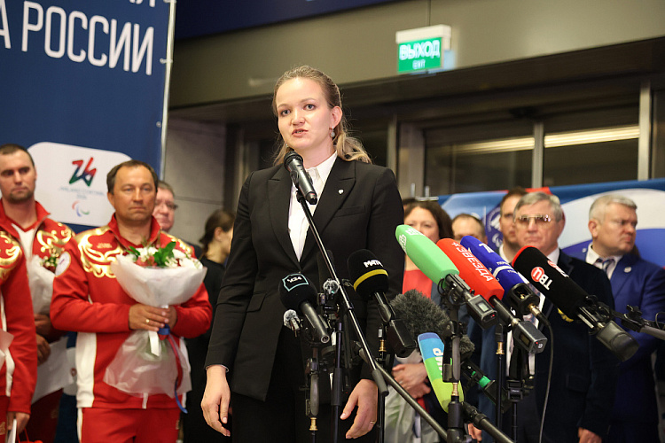 В аэропорту «Внуково» торжественно встретили паралимпийскую сборную России после XIV Паралимпийских зимних игр в Италии