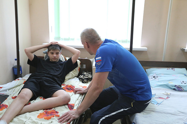 ПКР организовал встречу спортсменов-паралимпийцев с юными пациентами детского отделения Донецкого Республиканского травматологического центра