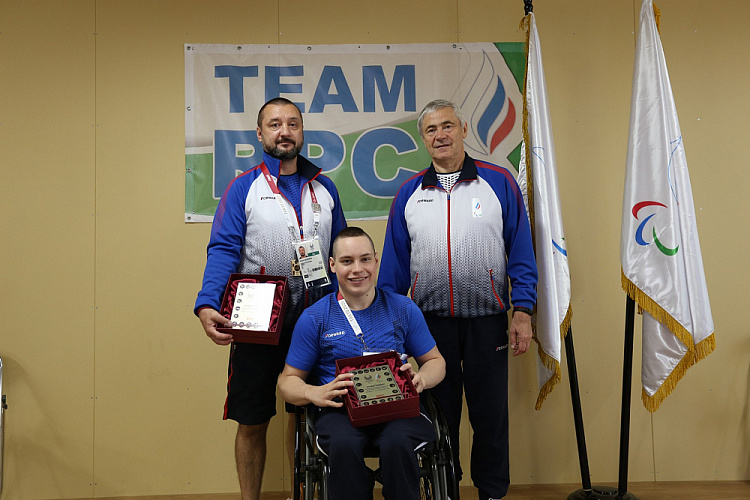 П.А. Рожков в Паралимпийской деревне вручил ленты чемпионов победителям Паралимпиады и памятные знаки ПКР «Участник XVI Паралимпийских игр»