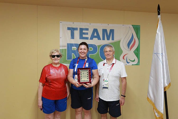 П.А. Рожков в Паралимпийской деревне вручил ленты чемпионов победителям Паралимпиады и памятные знаки ПКР «Участник XVI Паралимпийских игр»