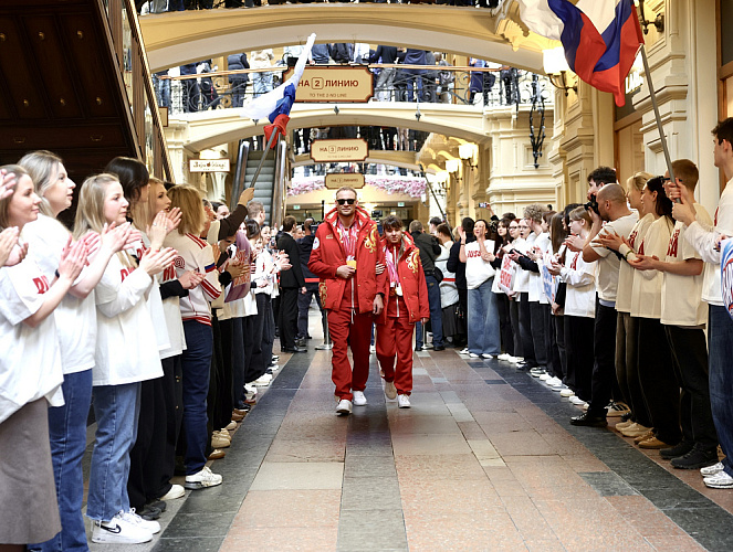 Торжественная встреча Паралимпийской команды России прошла в ГУМе на Красной площади