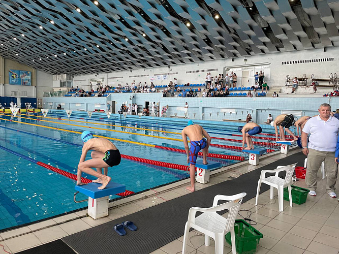 В Дзержинске стартовали первые в России юношеские соревнования по плаванию лиц с ПОДА