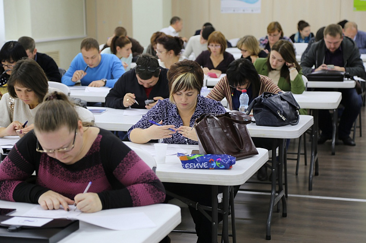 А.А. Строкин, О.В. Семенова в актовом зале ПКР вручили специалистам подразделений Министерства социального развития Московской области удостоверения о повышении квалификации