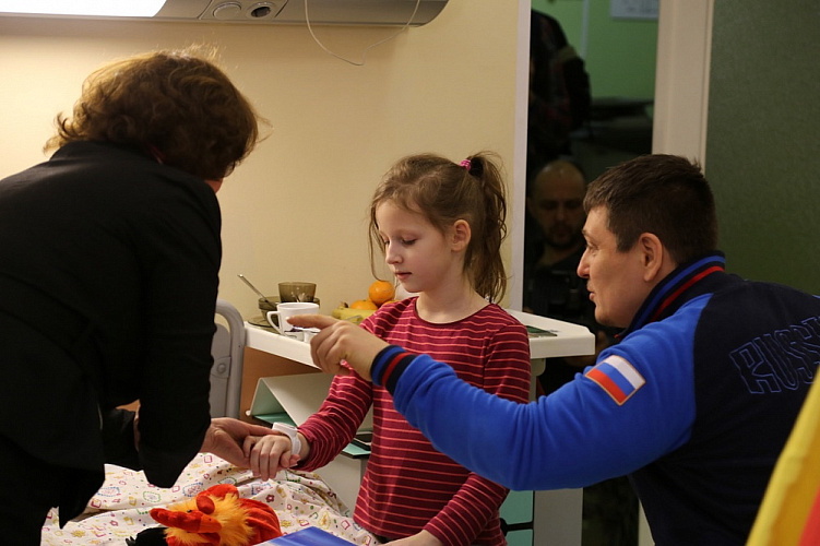 Чемпионы и призеры Паралимпийских игр - О.В. Семенова и В.Н. Селюкин встретились с пациентами НИИ неотложной детской хирургии и травматологии Чемпионы и призеры Паралимпийских игр - О.В. Семенова и В.Н. Селюкин встретились с пациентами НИИ неотложной детской хирургии и травматологии