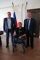 Президент ПКР П.А. Рожков передал ветерану Донбасса, члену сборной Москвы по стрельбе из лука спорта лиц с ПОДА С. Родину комплект стрел и комплектующих, приобретенных за счет средств благотворительного фонда «Наследие» г. Подольска