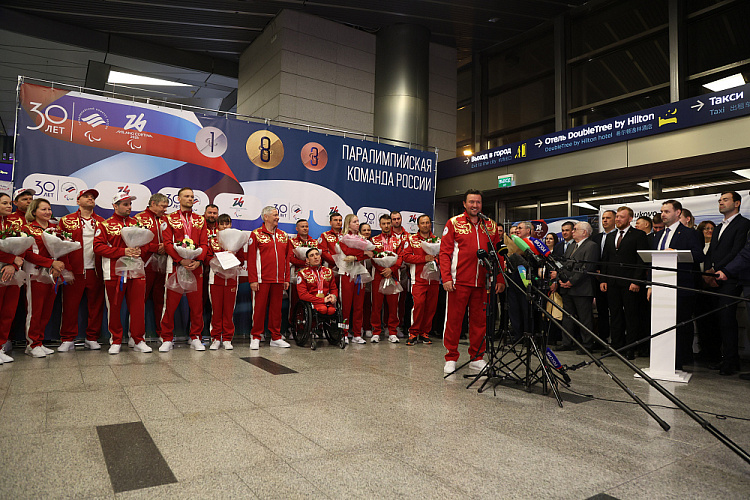 В аэропорту «Внуково» торжественно встретили паралимпийскую сборную России после XIV Паралимпийских зимних игр в Италии