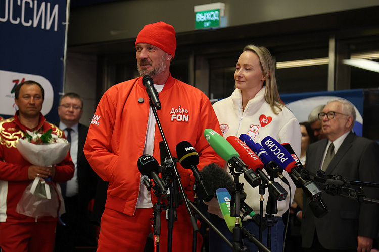 В аэропорту «Внуково» торжественно встретили паралимпийскую сборную России после XIV Паралимпийских зимних игр в Италии