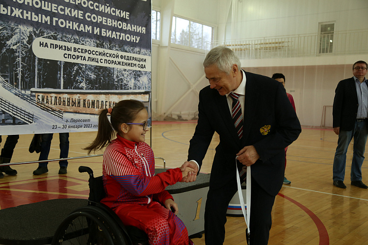 П.А. Рожков в Пересвете принял участие в церемониях открытия и награждения, а также просмотре Кубка России и Всероссийских детско-юношеских соревнований по лыжным гонкам и биатлону спорта лиц с ПОДА