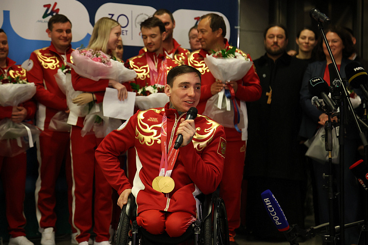 В аэропорту «Внуково» торжественно встретили паралимпийскую сборную России после XIV Паралимпийских зимних игр в Италии