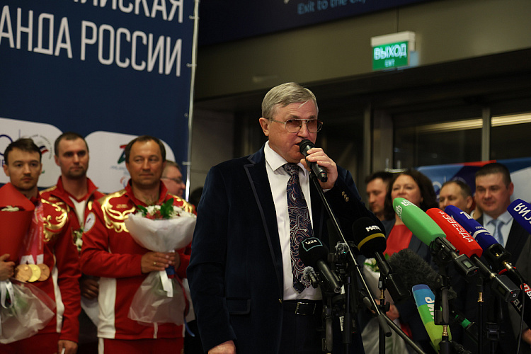 В аэропорту «Внуково» торжественно встретили паралимпийскую сборную России после XIV Паралимпийских зимних игр в Италии