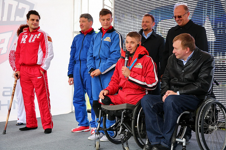 О.В. Семенова, А.В. Назаров, чемпионы и призеры Паралимпиады - 2014 в Кемеровской области провели паралимпийский урок для детей с ограниченными возможностями здоровья