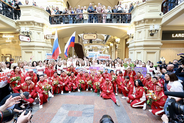 Торжественная встреча Паралимпийской команды России прошла в ГУМе на Красной площади