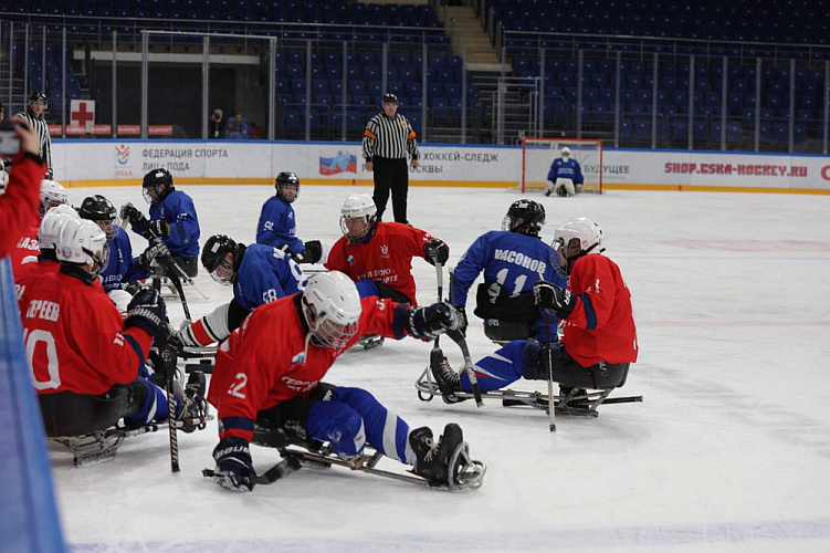 В Москве на Малой ледовой арене «ЦСКА» состоялся товарищеский матч по следж-хоккею между командами ветеранов СВО  «Мужество»  и «Звезда» 