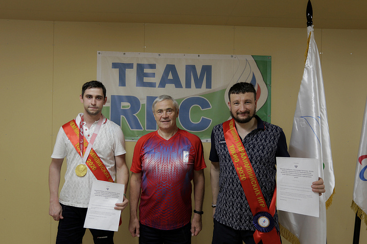 П.А. Рожков в Паралимпийской деревне вручил ленты чемпионов победителям Паралимпиады, а также памятные знаки всем спортсменам, завершившим выступления