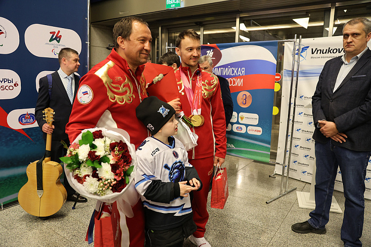В аэропорту «Внуково» торжественно встретили паралимпийскую сборную России после XIV Паралимпийских зимних игр в Италии