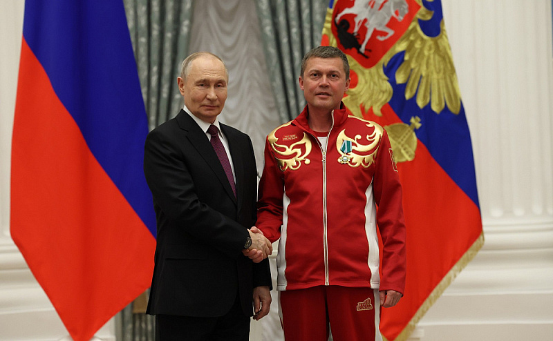 В Кремле Владимир Путин вручил государственные награды Российской Федерации победителям и призёрам ХIV Паралимпийских зимних игр 2026 года