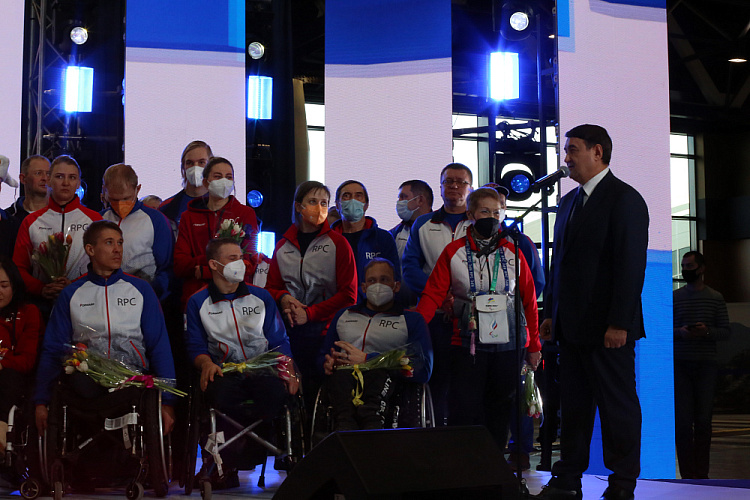 В аэропорту Шереметьево торжественно встретили Паралимпийскую сборную команду России