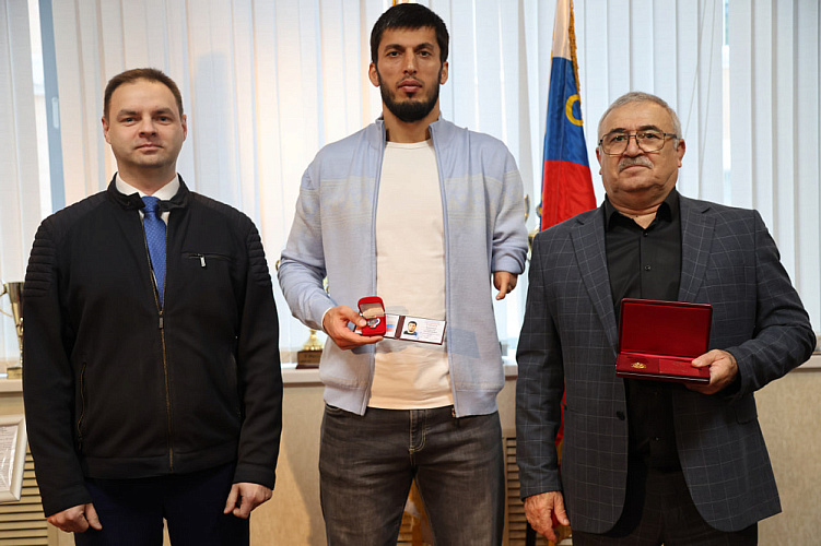 В офисе ПКР состоялось вручение Медали ордена «За заслуги перед Отечеством» I степени тренеру Р.Ю. Биярсланову, а также удостоверения и знака «Заслуженный мастер спорта» его воспитаннику А. Рамазанову по итогам выступления на XVII Паралимпийских игр