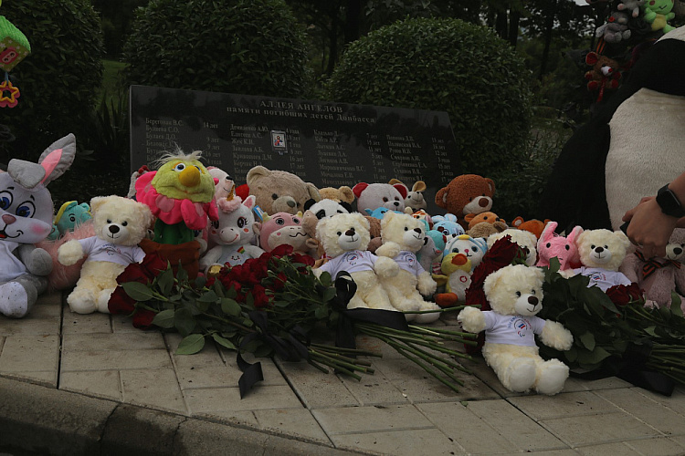 Делегация Паралимпийского комитета России возложила цветы на Аллее ангелов в Донецке