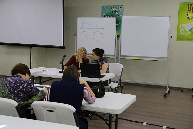 А.А. Строкин, О.В. Семенова в актовом зале ПКР вручили специалистам подразделений Министерства социального развития Московской области удостоверения о повышении квалификации