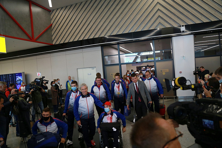 Паралимпийскую сборную России торжественно встретили на Красной площади Паралимпийскую сборную России торжественно встретили на Красной площади