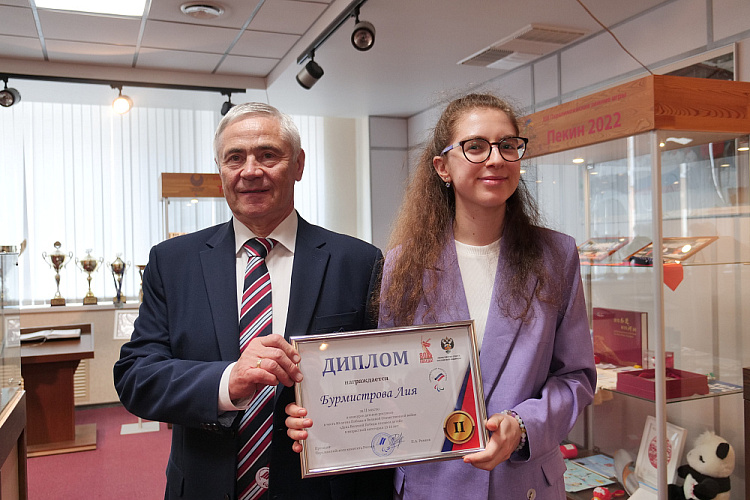 П.А. Рожков вручил призы победителям конкурса рисунков «День Великой Победы глазами детей», посвященного 80-летию Победы в Великой Отечественной войне