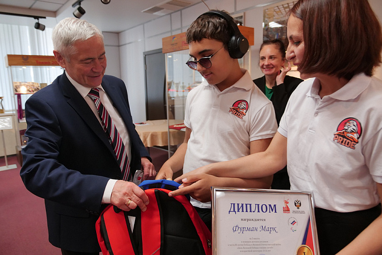 П.А. Рожков вручил призы победителям конкурса рисунков «День Великой Победы глазами детей», посвященного 80-летию Победы в Великой Отечественной войне