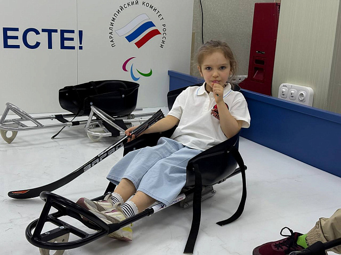 П.А. Рожков вручил призы победителям конкурса рисунков «День Великой Победы глазами детей», посвященного 80-летию Победы в Великой Отечественной войне