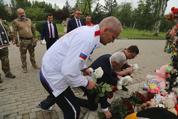Делегация Паралимпийского комитета России возложила цветы на Аллее ангелов в Донецке