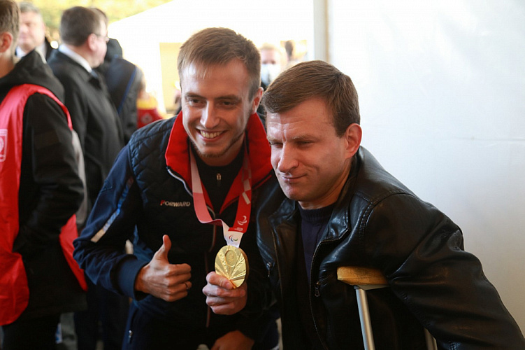 В Центральном парке культуры и отдыха г. Дзержинска чемпионы и призеры Паралимпийских игр провели мастер-классы для детей с ограниченными возможностями здоровья