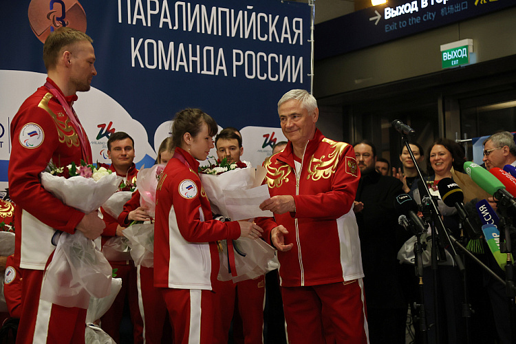 В аэропорту «Внуково» торжественно встретили паралимпийскую сборную России после XIV Паралимпийских зимних игр в Италии
