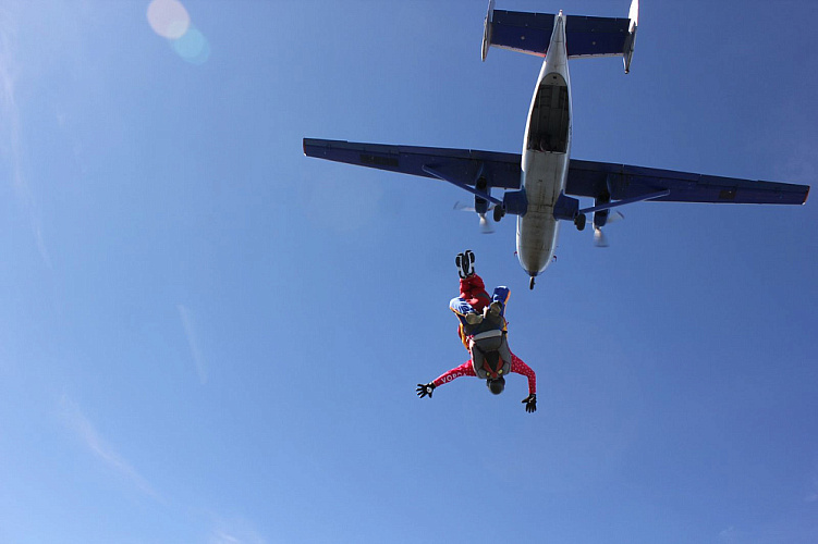 Члены Паралимпийской сборной России совершили прыжки с высоты 4000 м в тандеме с опытными инструкторами