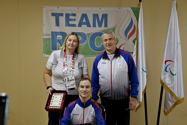 П.А. Рожков в Паралимпийской деревне вручил ленты чемпионов победителям Паралимпиады и памятные знаки ПКР «Участник XVI Паралимпийских игр»
