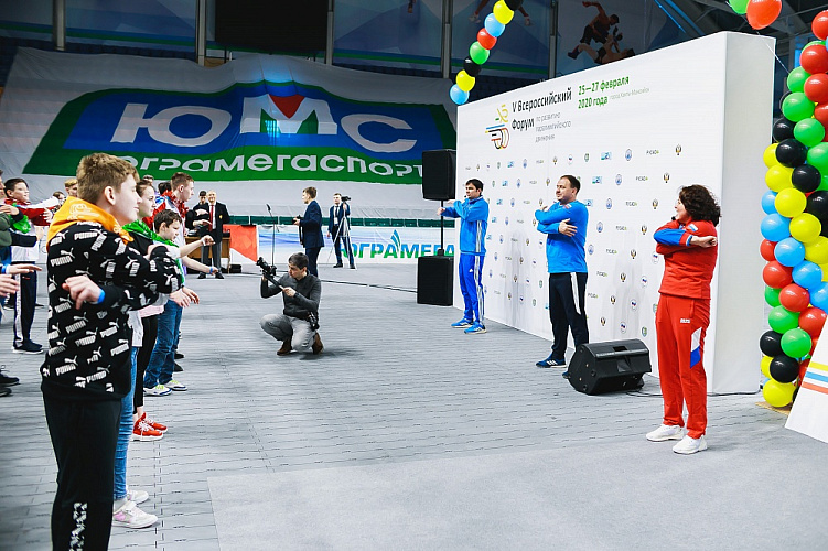  Более 80 детей-инвалидов вышли на зарядку с чемпионами Паралимпийских игр, чемпионатов мира и Европы в Ханты-Мансийске 