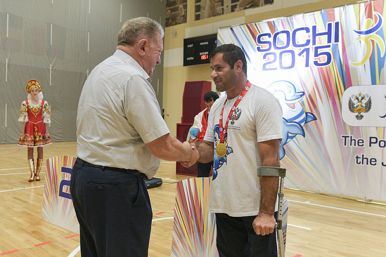 Во второй соревновательный день прошли церемонии награждения чемпионов и призеров Всемирных игр Международной спортивной федерации колясочников и ампутантов IWAS 2015 года в соревновании по легкой атлетике, плаванию, настольному теннису и армспорту