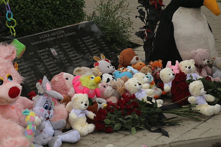 Делегация Паралимпийского комитета России возложила цветы на Аллее ангелов в Донецке