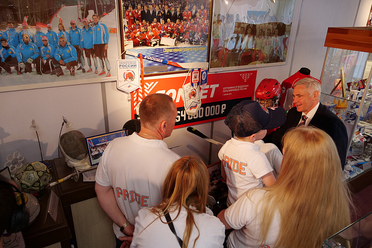 П.А. Рожков вручил призы победителям конкурса рисунков «День Великой Победы глазами детей», посвященного 80-летию Победы в Великой Отечественной войне