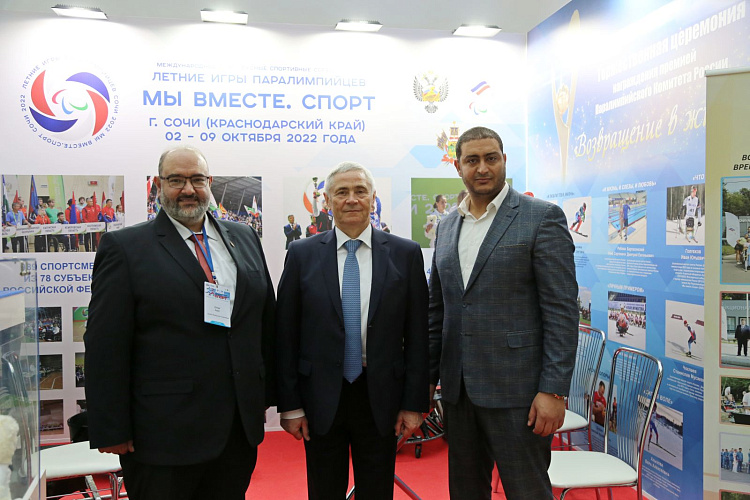 П.А. Рожков в рамках Форума «Мы вместе. Спорт» на стенде ПКР встретился с Генеральным секретарем НПК Сирии Омаром Ашуром