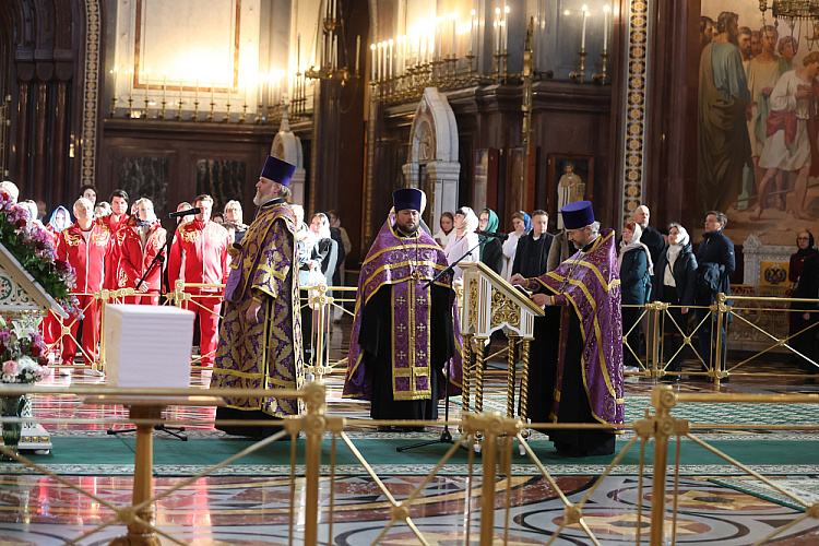 В Храме Христа Спасителя П.А. Рожков, победители и призеры зимних Паралимпийских игр и их близкие приняли участие в благодарственном молебне