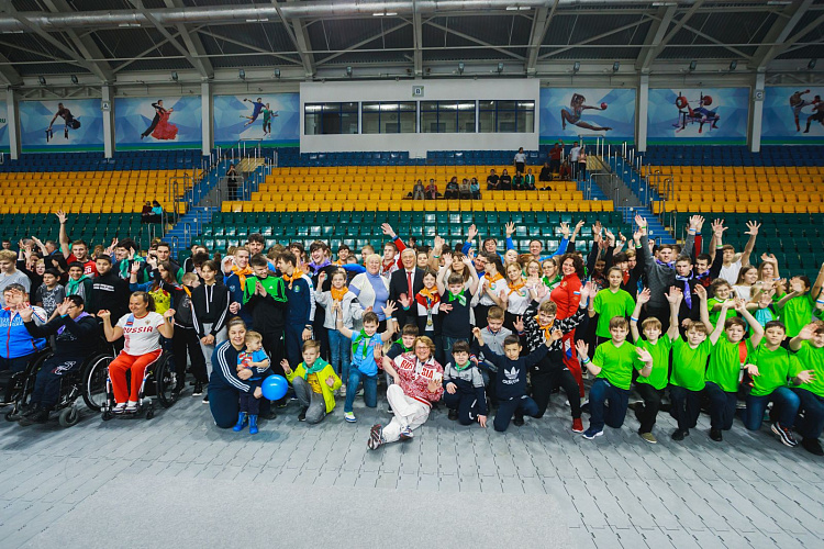  Более 80 детей-инвалидов вышли на зарядку с чемпионами Паралимпийских игр, чемпионатов мира и Европы в Ханты-Мансийске 