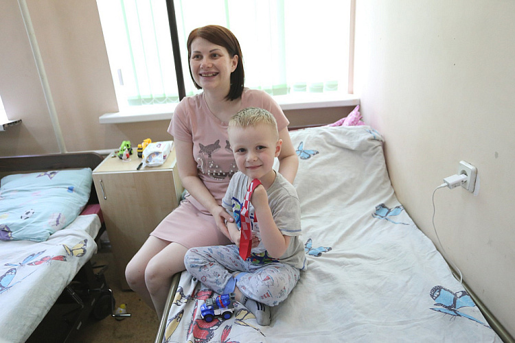 ПКР организовал встречу спортсменов-паралимпийцев с юными пациентами детского отделения Донецкого Республиканского травматологического центра