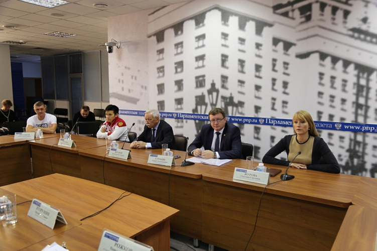 П.А. Рожков, А.А. Строкин, Л.Н. Селезнев, М.Б. Терентьев, В.В. Богачев, И.А. Громова в пресс-центре «Парламентской газеты» приняли участие в круглом столе на тему «Где будут выступать российские паралимпийцы?»